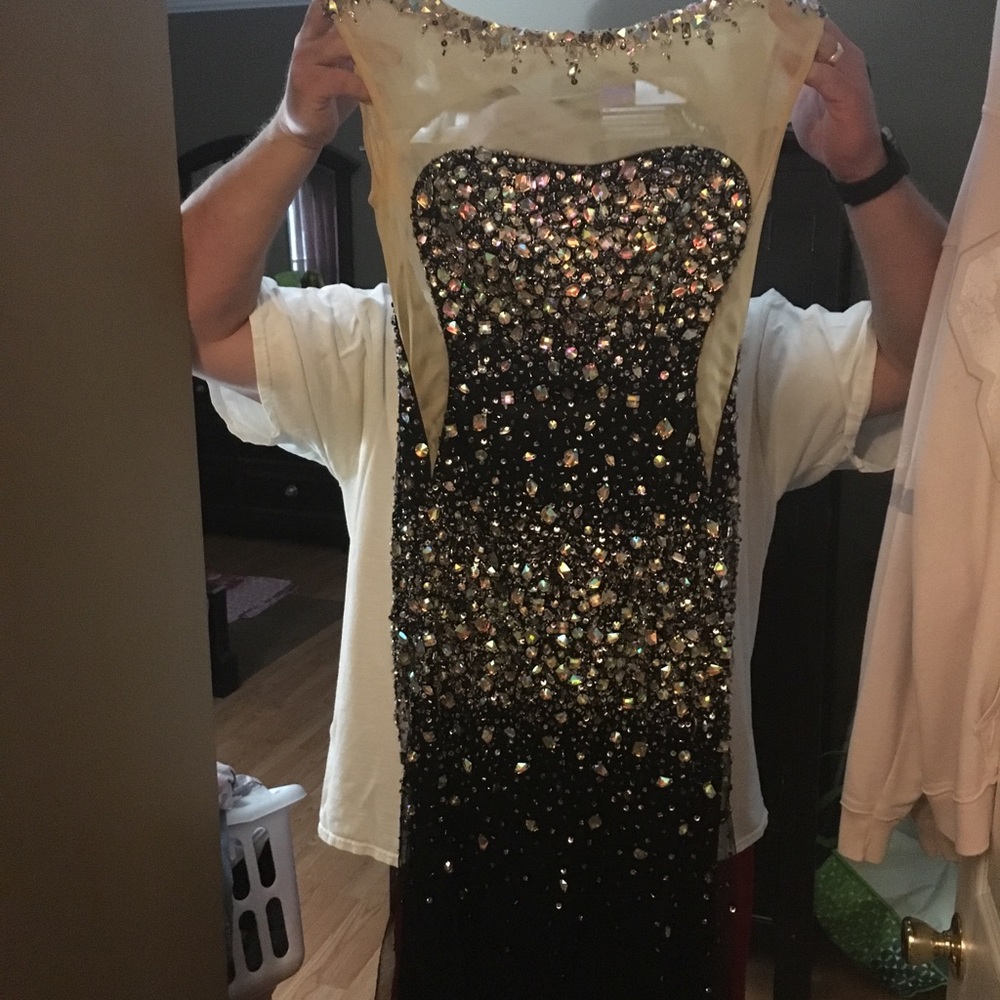 Vienna size 8 prom dress